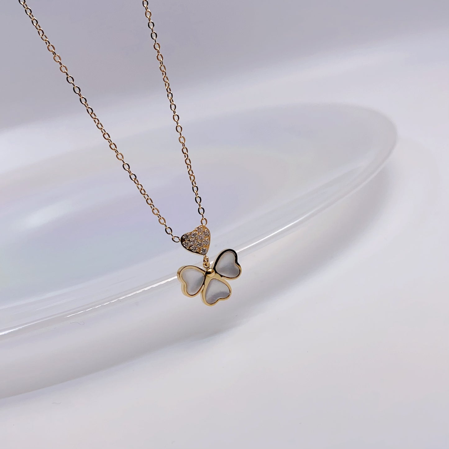 Elegant Four-Leaf Clover Pendant – Cat Eye & Zircon Charm
