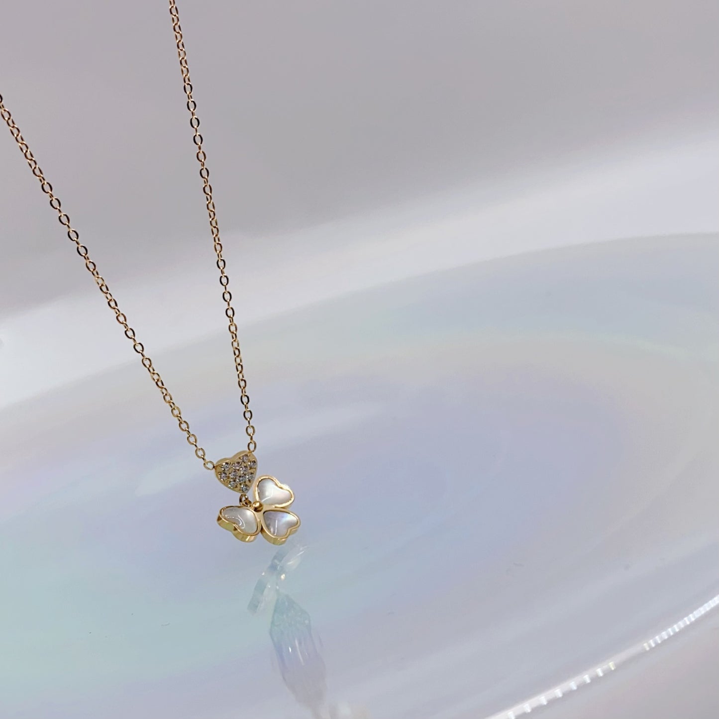 Elegant Four-Leaf Clover Pendant – Cat Eye & Zircon Charm