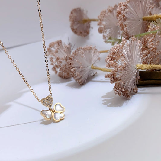 Elegant Four-Leaf Clover Pendant – Cat Eye & Zircon Charm